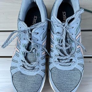 ASICS  ladies 11.5  next to new